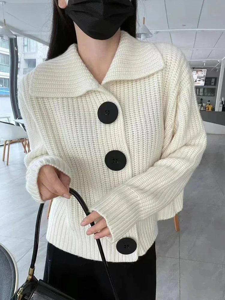 Holly - elegant cardigan med knappstängning